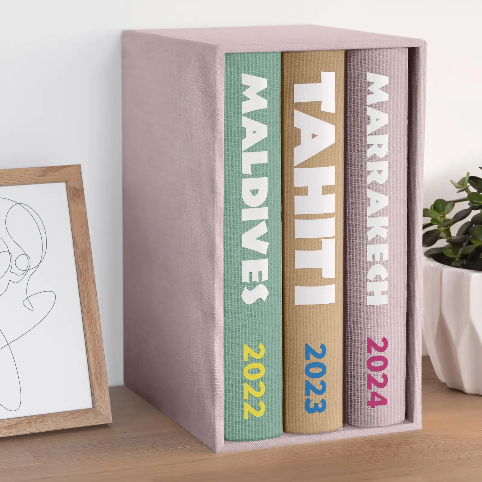 Velvet Travel Photo Album with Sleeves for 300 4x6 Photos - Image 2