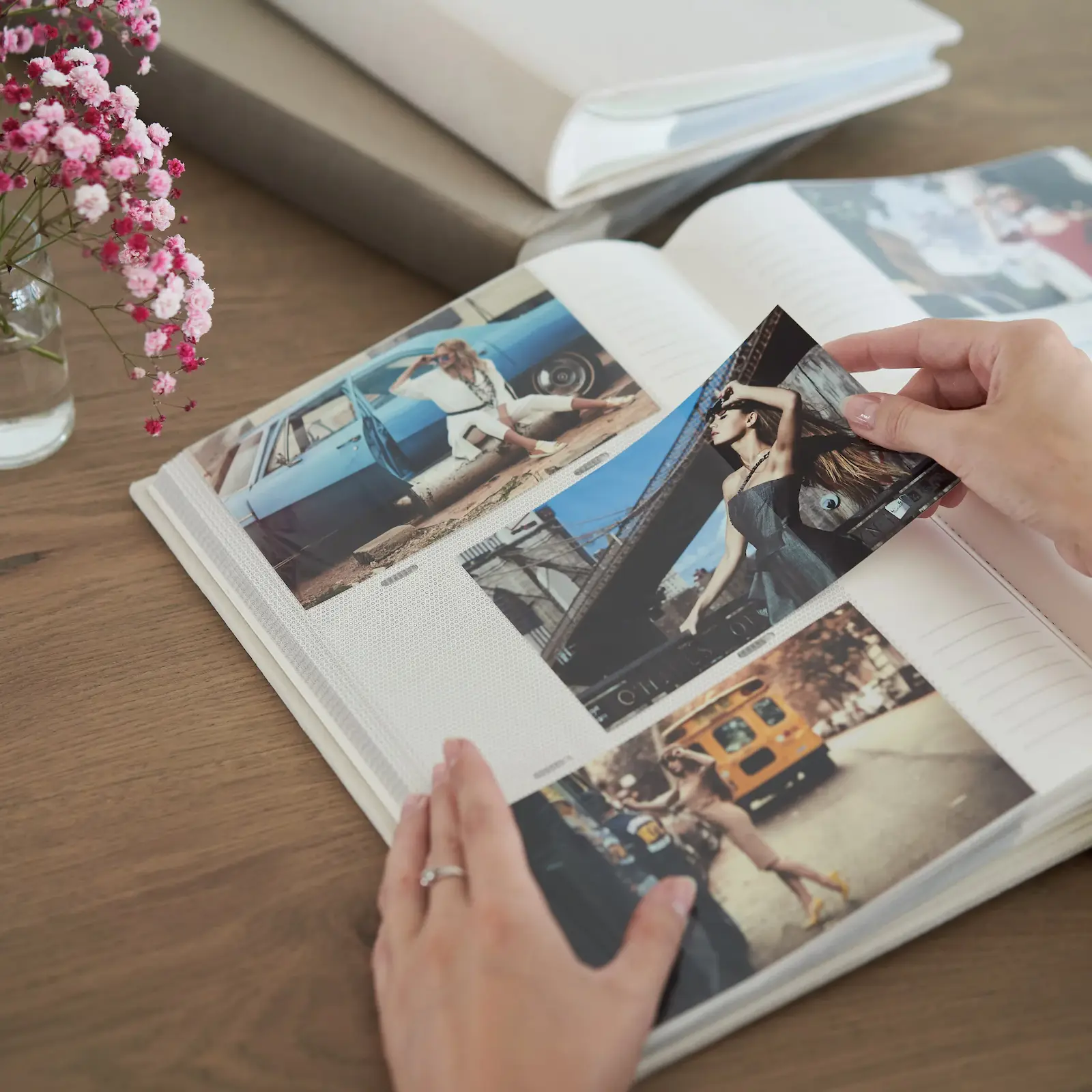 Velvet Photo Album with Sleeves for 300 4x6 Photos - Image 6