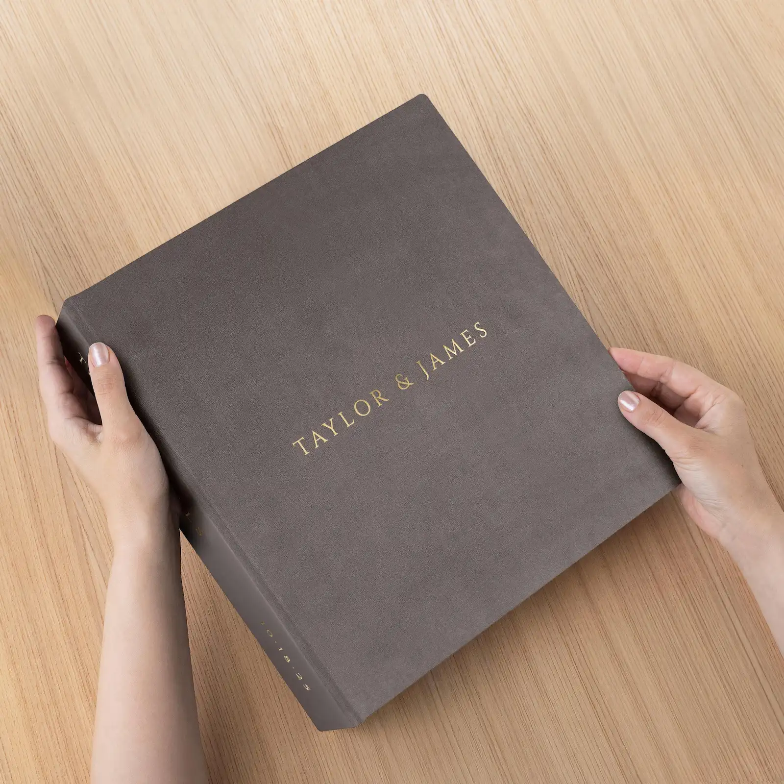 Velvet Ring Binder Photo Album for 100-1000 4x6 Photos - Image 4